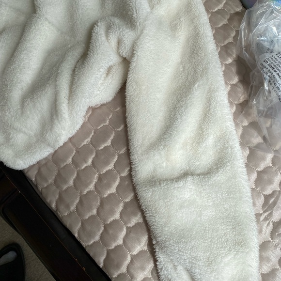 Fuzzy Oversized White Hoodie Size L - Picture 6 of 7